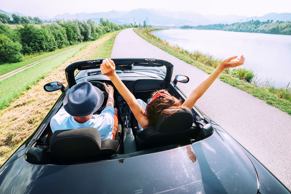 car-rental-happy-couple