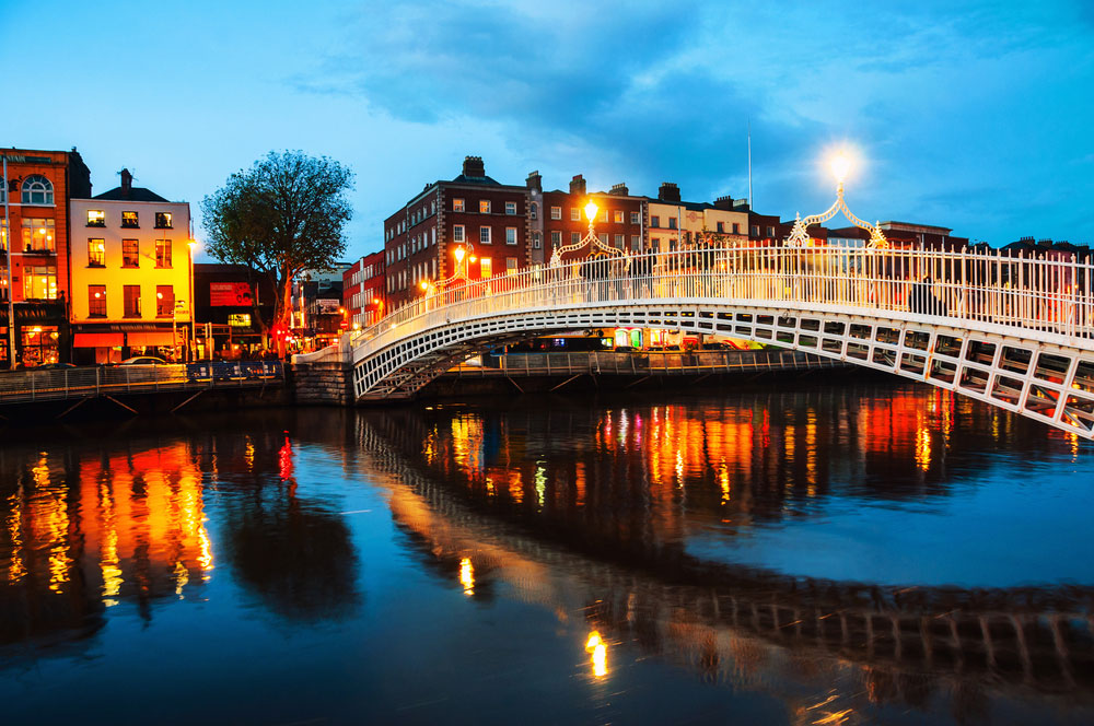 Dublin,-Ireland.-Night-view-of-famous-illuminated-Ha-Penny-Bridge-in-Dublin,-Ireland